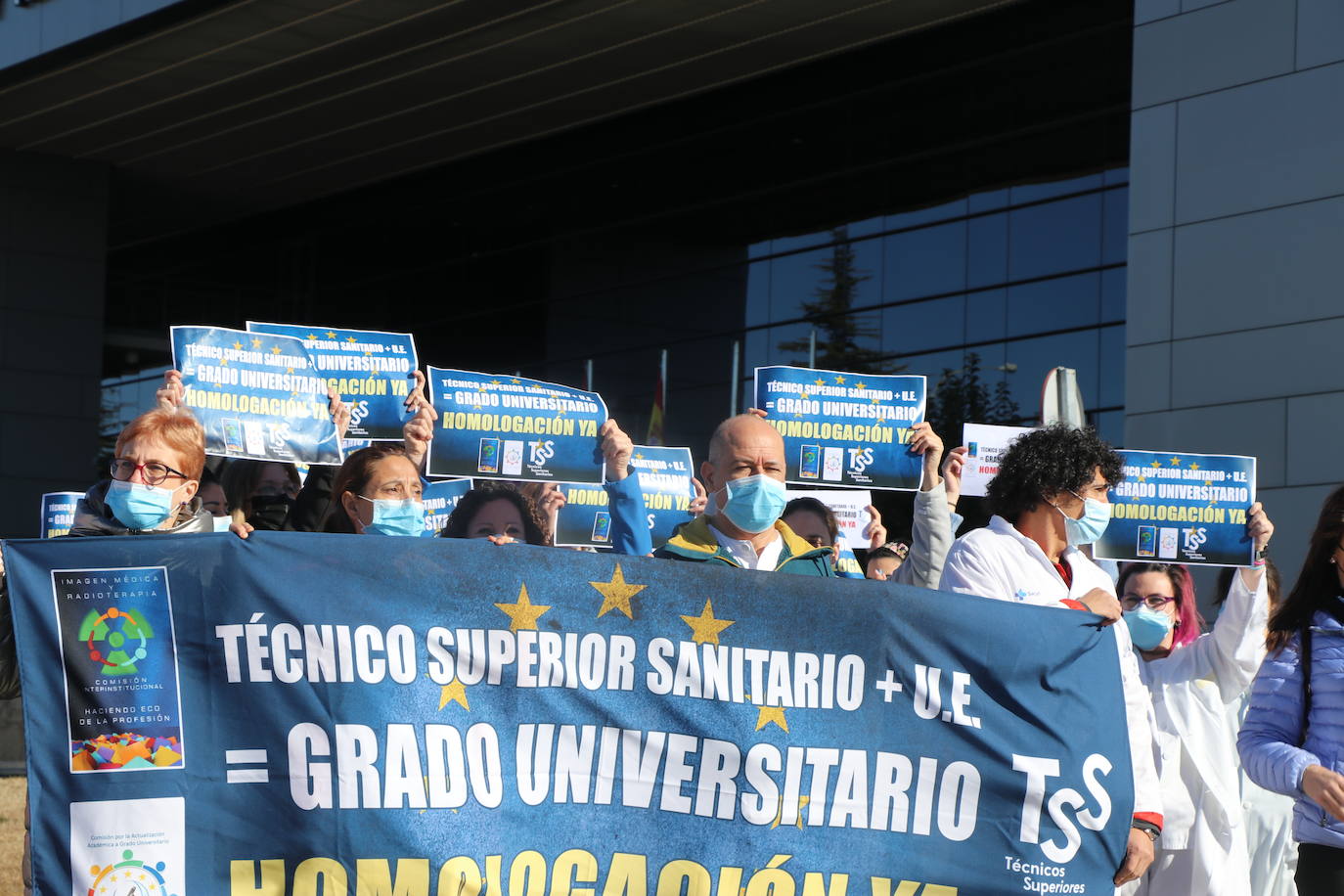 Denuncian frente al Hospital de León que España es el único país del mundo que no tiene una titulación unviersitaria para técnicos superiores en imagen para el diagnóstico, y radioterapia y dosimetría | El próximo 5 de marzo se manifestarán frente al ministerio de Sanidad.