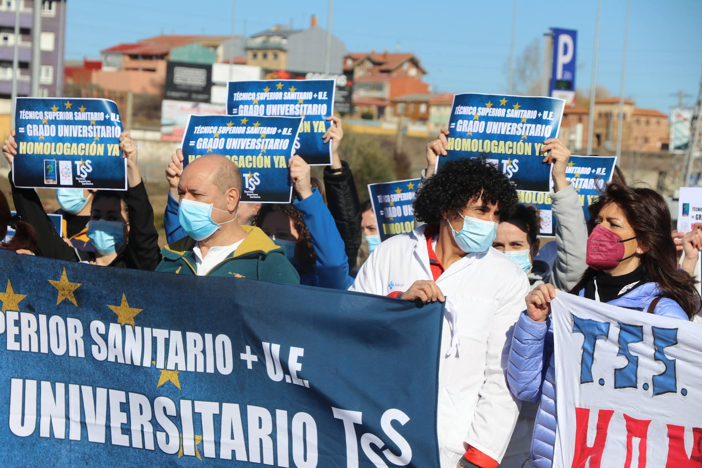 Denuncian frente al Hospital de León que España es el único país del mundo que no tiene una titulación unviersitaria para técnicos superiores en imagen para el diagnóstico, y radioterapia y dosimetría | El próximo 5 de marzo se manifestarán frente al ministerio de Sanidad.