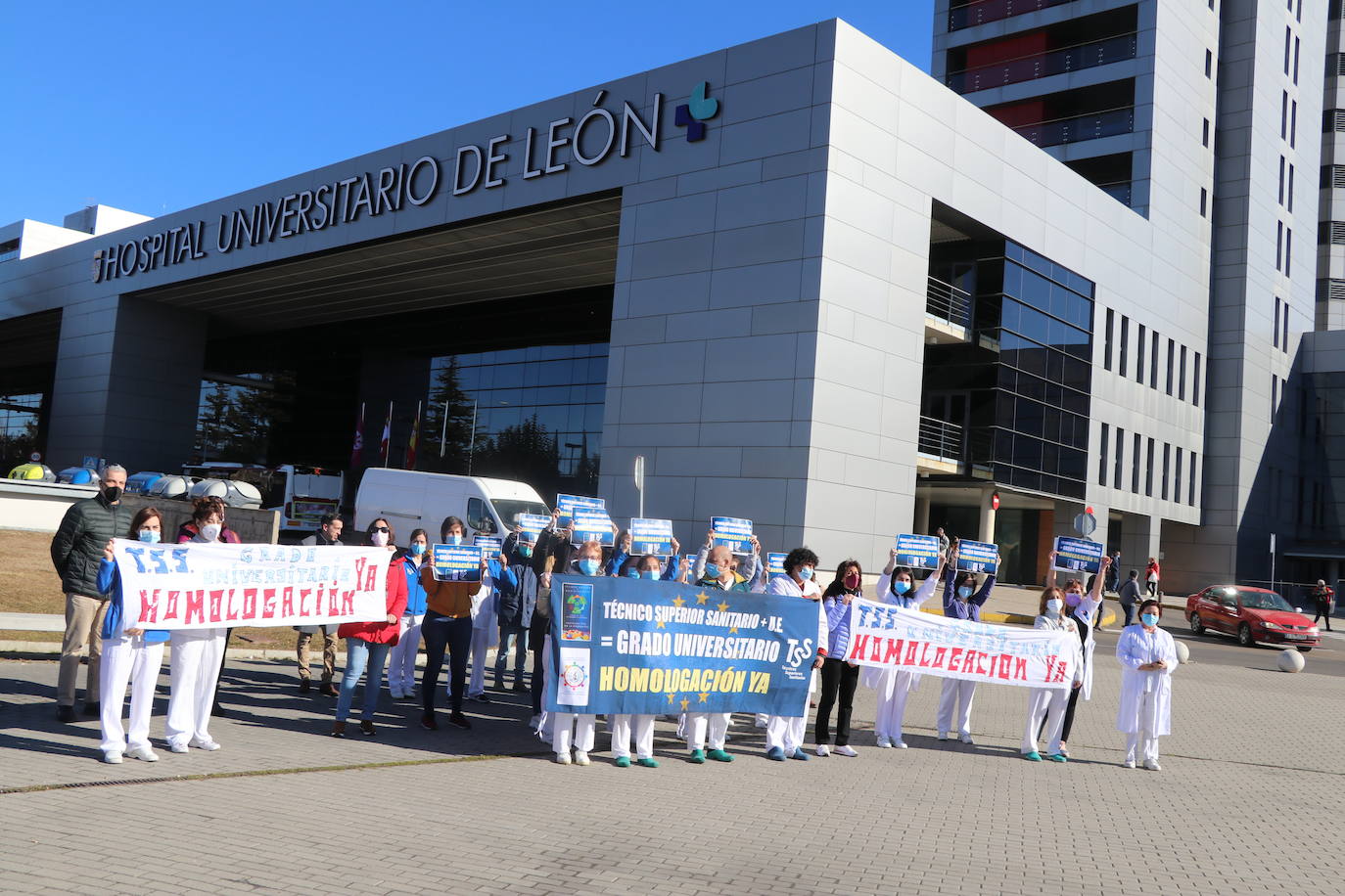 Denuncian frente al Hospital de León que España es el único país del mundo que no tiene una titulación unviersitaria para técnicos superiores en imagen para el diagnóstico, y radioterapia y dosimetría | El próximo 5 de marzo se manifestarán frente al ministerio de Sanidad.