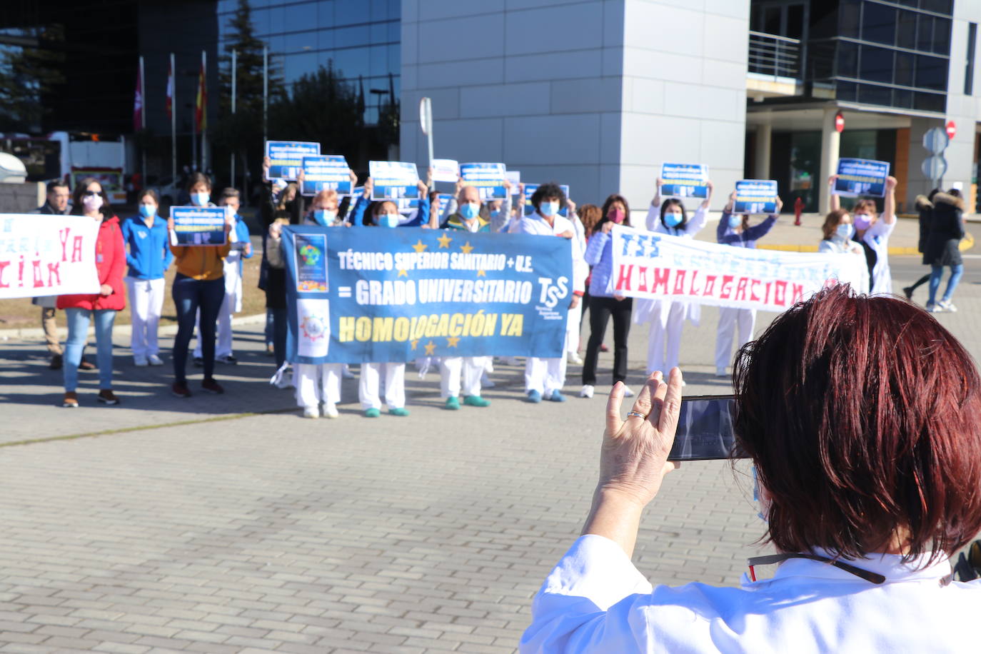 Denuncian frente al Hospital de León que España es el único país del mundo que no tiene una titulación unviersitaria para técnicos superiores en imagen para el diagnóstico, y radioterapia y dosimetría | El próximo 5 de marzo se manifestarán frente al ministerio de Sanidad.