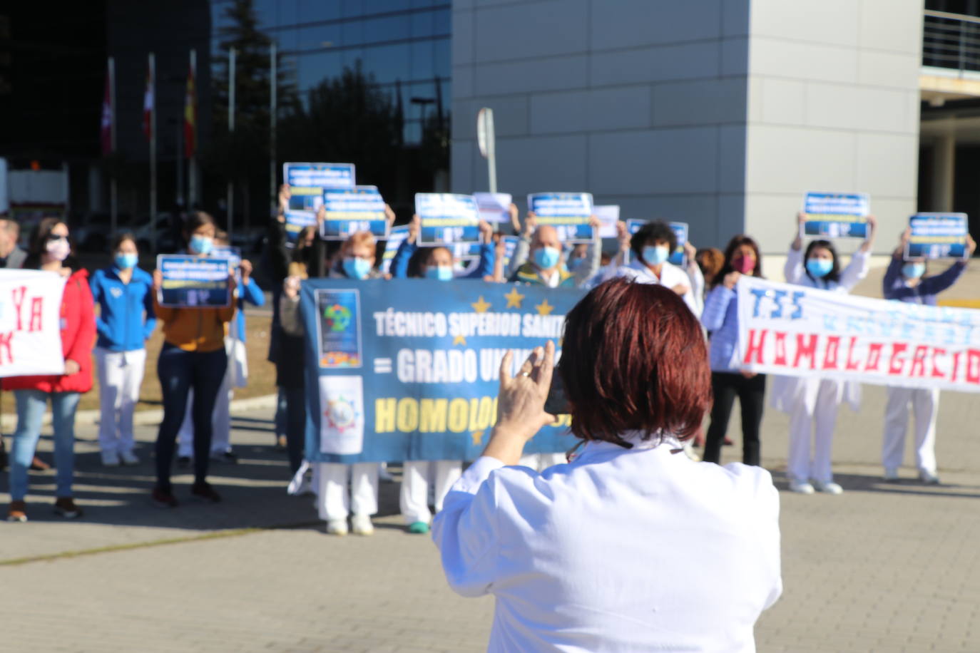 Denuncian frente al Hospital de León que España es el único país del mundo que no tiene una titulación unviersitaria para técnicos superiores en imagen para el diagnóstico, y radioterapia y dosimetría | El próximo 5 de marzo se manifestarán frente al ministerio de Sanidad.