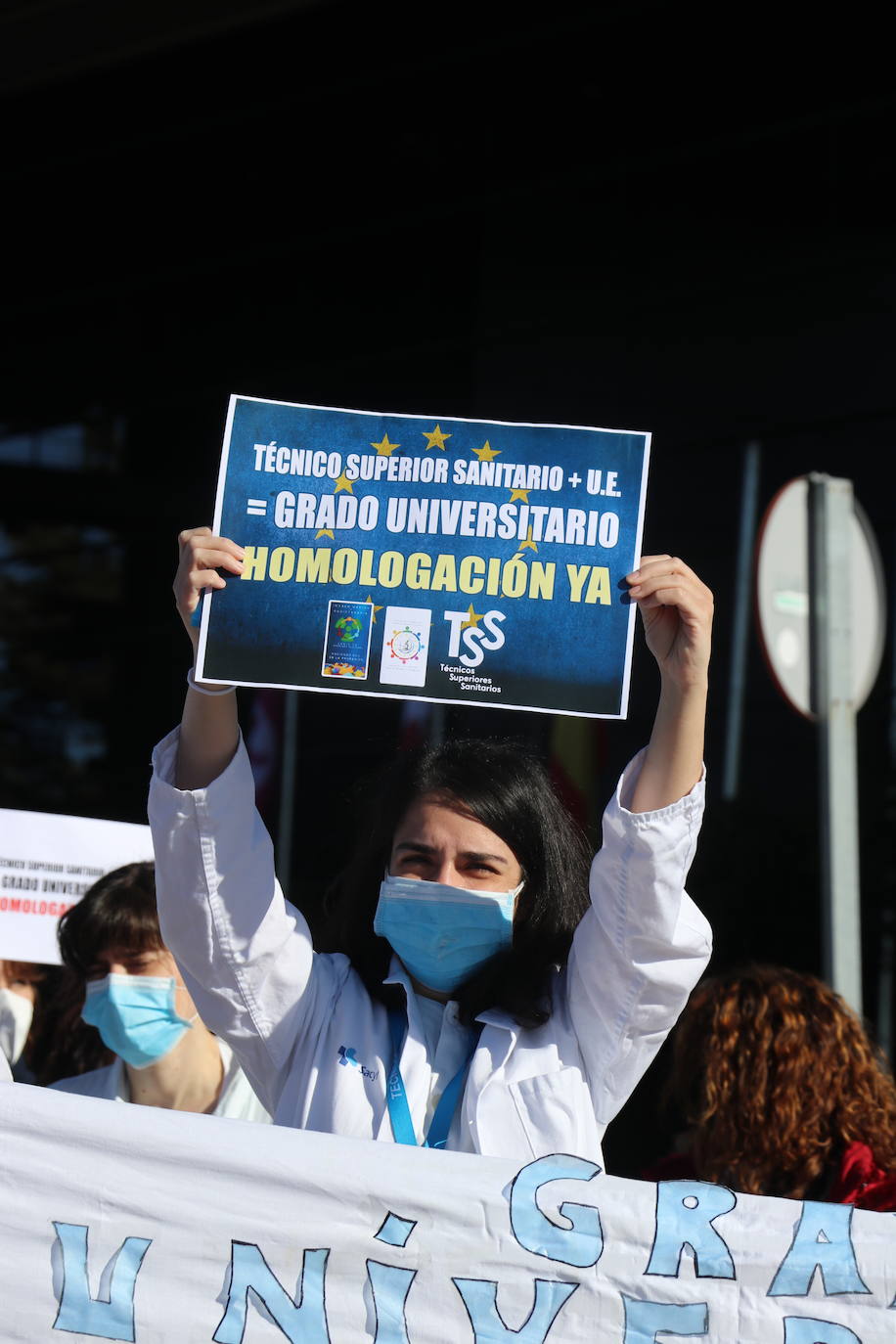 Denuncian frente al Hospital de León que España es el único país del mundo que no tiene una titulación unviersitaria para técnicos superiores en imagen para el diagnóstico, y radioterapia y dosimetría | El próximo 5 de marzo se manifestarán frente al ministerio de Sanidad.
