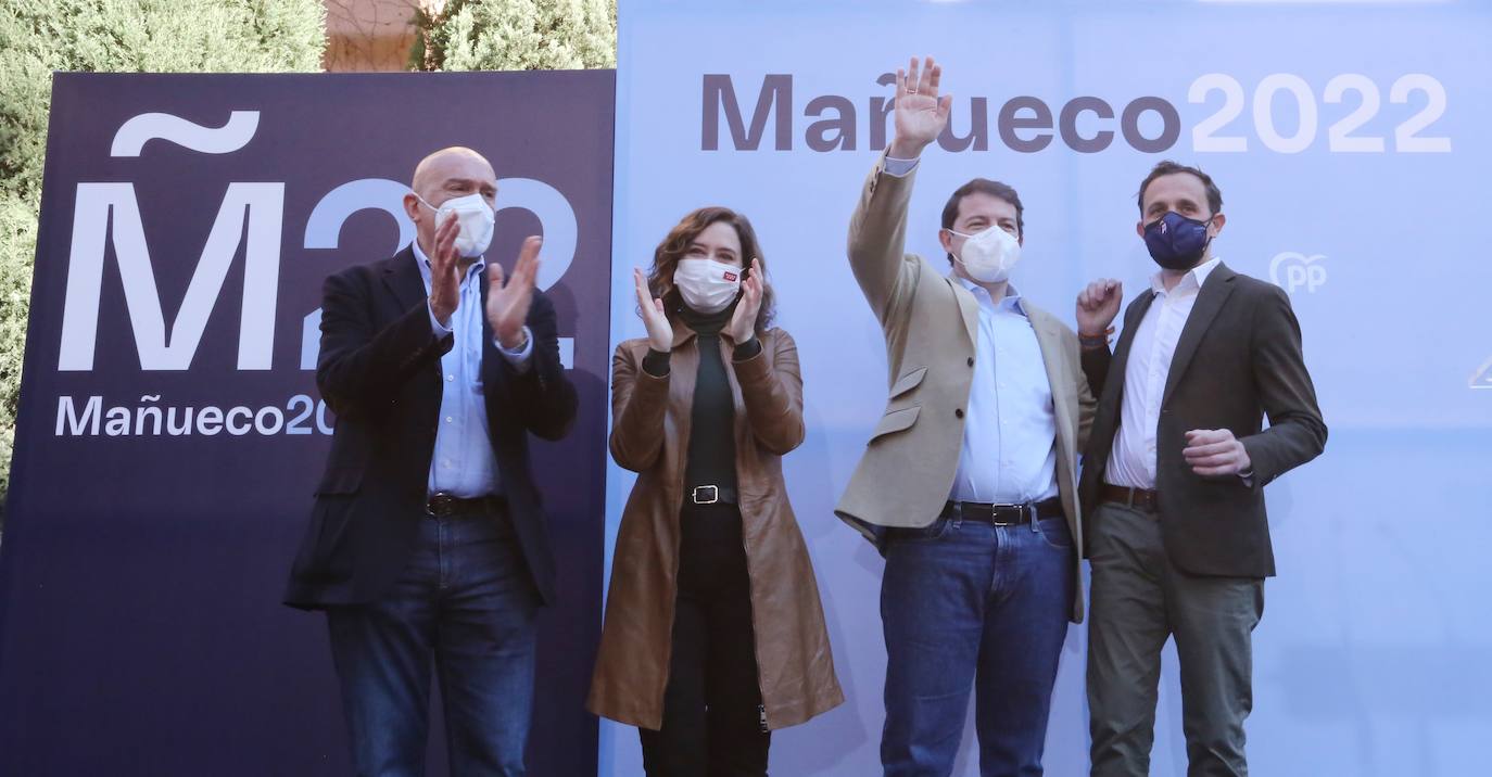 El candidato del PP de Castilla y León a las elecciones autonómicas del 13 de febrero, Alfonso Fernández Mañueco, participa en un acto público en Valladolid junto a la presidenta de la Comunidad de Madrid, Isabel Díaz Ayuso.