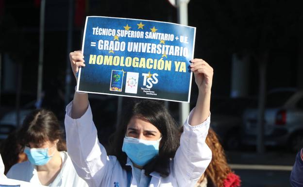Los técnicos superiores sanitarios se concentran frente al Hospital de León para exigir la homologación y equiparación con el resto de europa.