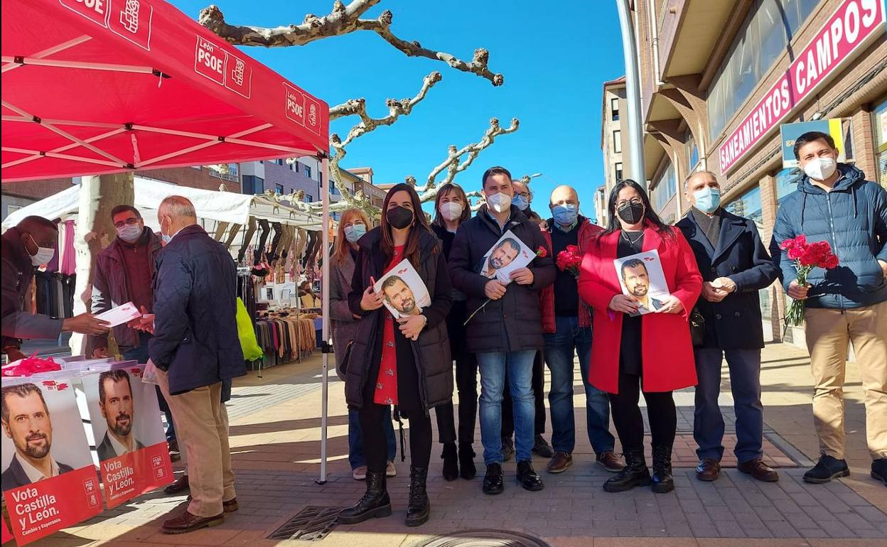 La candidatura del PSOE de León hace campaña en Astorga. 