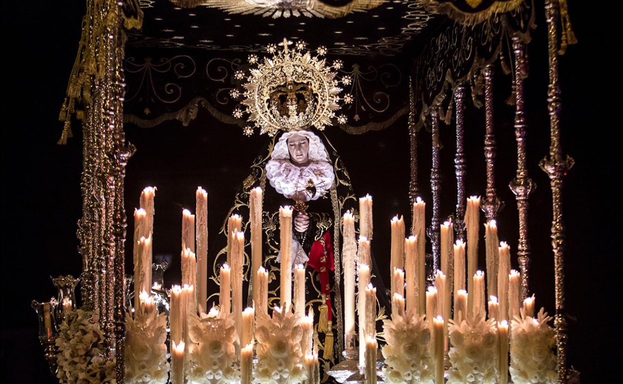 Acto procesional de Viernes Santo en el que participa la imagen de la Virgen de la Soledad.