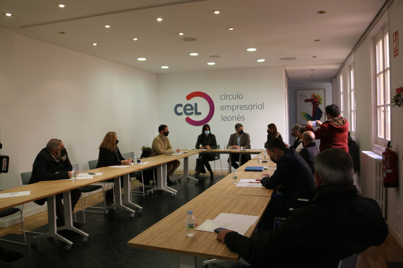 La vicealcaldesa de Madrid recorre las calles de la capital y visita la sede del CEL junto a los cargos de Ciudadanos.