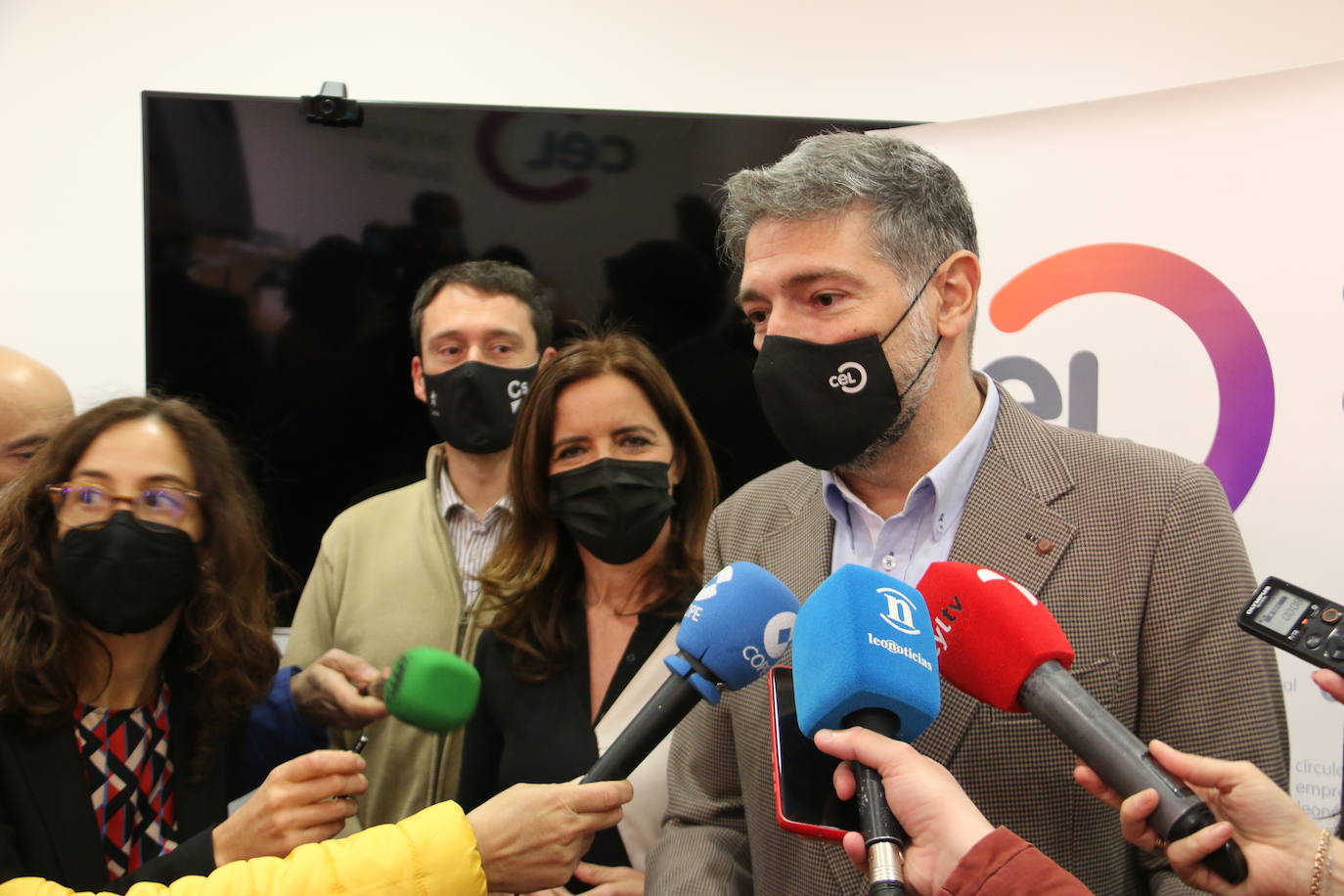 La vicealcaldesa de Madrid recorre las calles de la capital y visita la sede del CEL junto a los cargos de Ciudadanos.