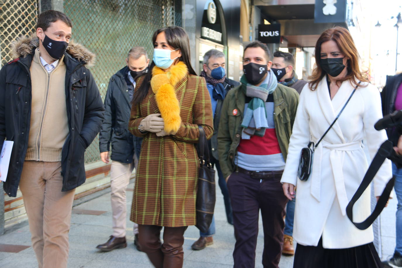 La vicealcaldesa de Madrid recorre las calles de la capital y visita la sede del CEL junto a los cargos de Ciudadanos.