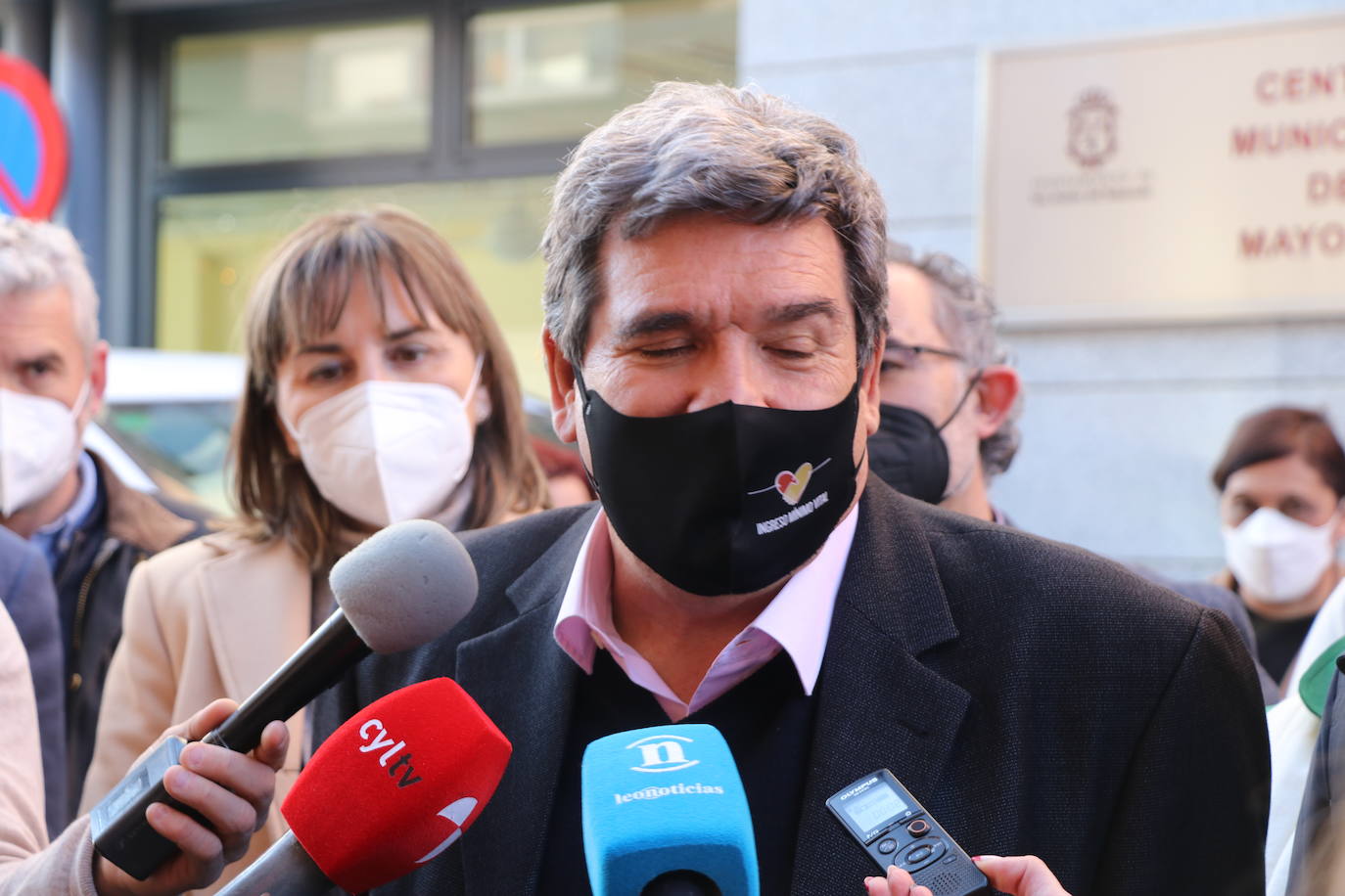 Javier Alfonso Cendón y Camino Cabañas acompañan al ministro Escrivá en su visita al Centro de Mayores de Trobajo del Camino