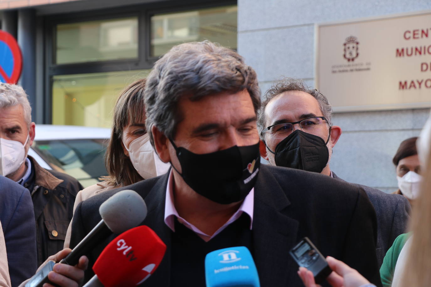 Javier Alfonso Cendón y Camino Cabañas acompañan al ministro Escrivá en su visita al Centro de Mayores de Trobajo del Camino