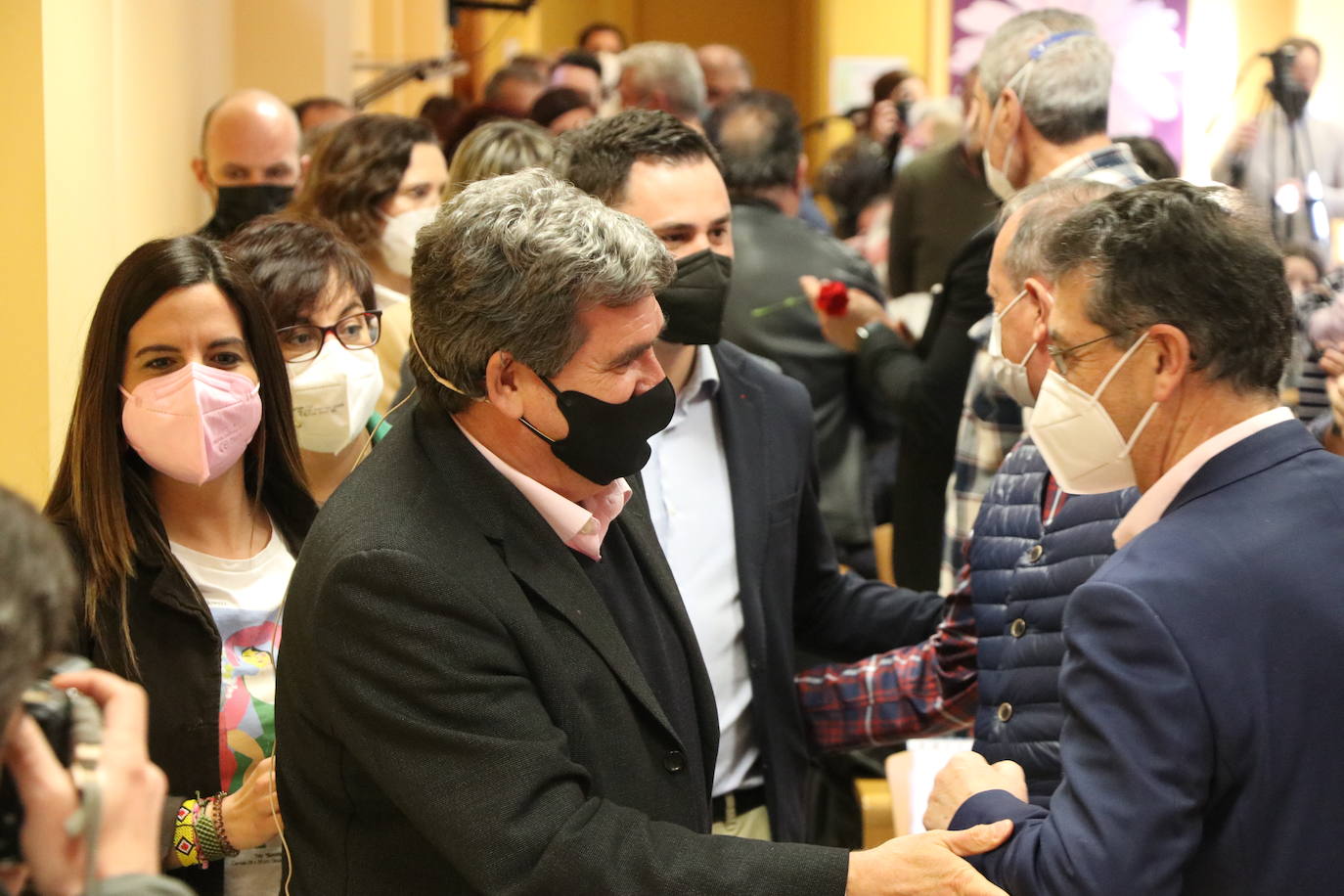 Javier Alfonso Cendón y Camino Cabañas acompañan al ministro Escrivá en su visita al Centro de Mayores de Trobajo del Camino