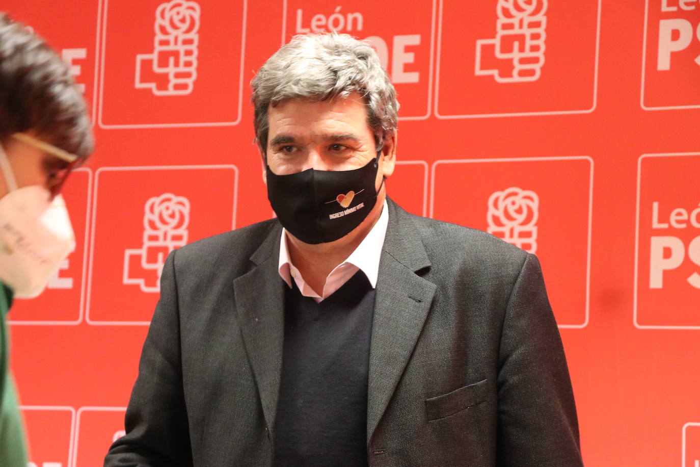 Javier Alfonso Cendón y Camino Cabañas acompañan al ministro Escrivá en su visita al Centro de Mayores de Trobajo del Camino