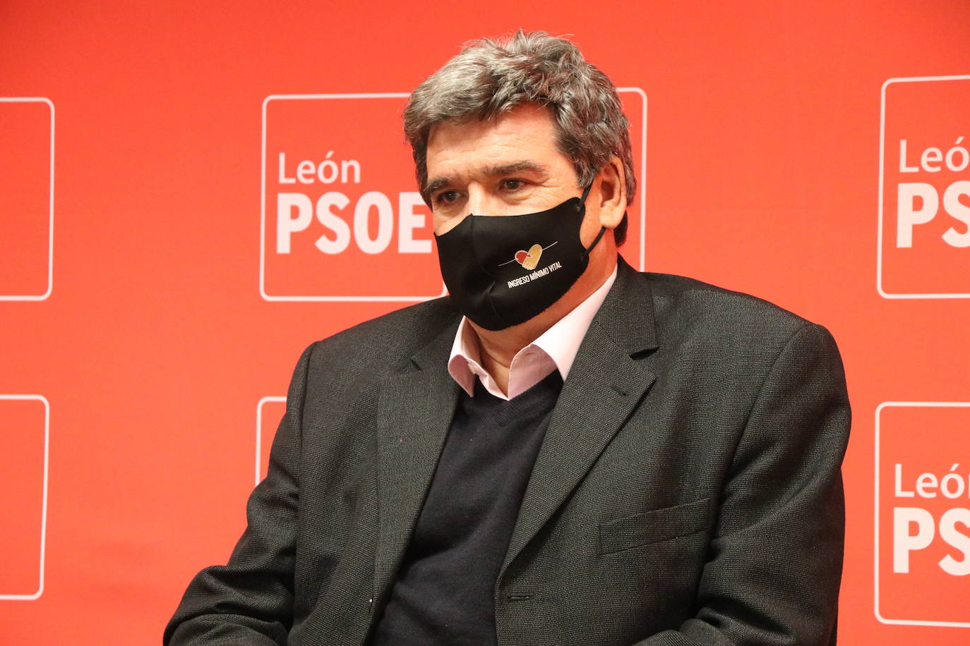 Javier Alfonso Cendón y Camino Cabañas acompañan al ministro Escrivá en su visita al Centro de Mayores de Trobajo del Camino