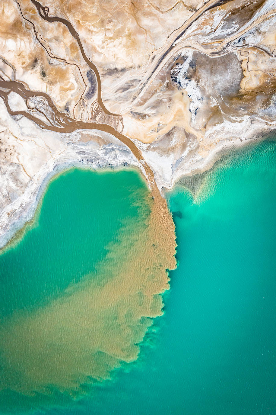 Las aguas turquesas de un lago polaco en otoño a vista de dron.