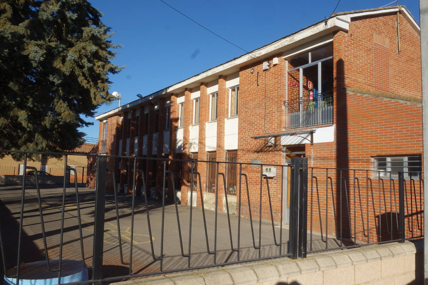 Imagen del colegio público de Valcabado del Páramo.