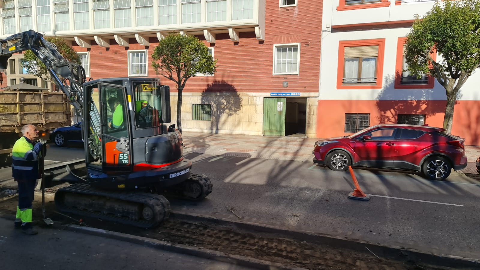 Las obras para retirar los setos de la avenida Conde Sagasta avanzan con rapidez y estarán terminadas en los próximos días.