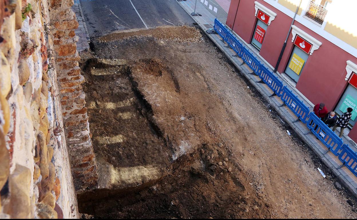 Arranque del cubo semicircular, un arqueólogo documenta el arranque del cubo y vista la excavación desde lo alto de la muralla tardorromana. 