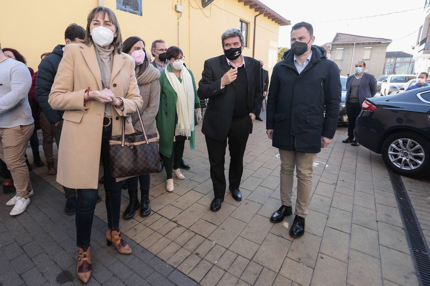 El ministro de Inclusión, Seguridad Social y Migraciones, José Luis Escrivá, participa en un acto público en el Centro de Mayores de Trobajo del Camino (León). Junto a él, el secretario provincial del PSOE, Javier Alfonso Cendón y la alcaldesa de San Andrés del Rabanedo, Camino Cabañas.