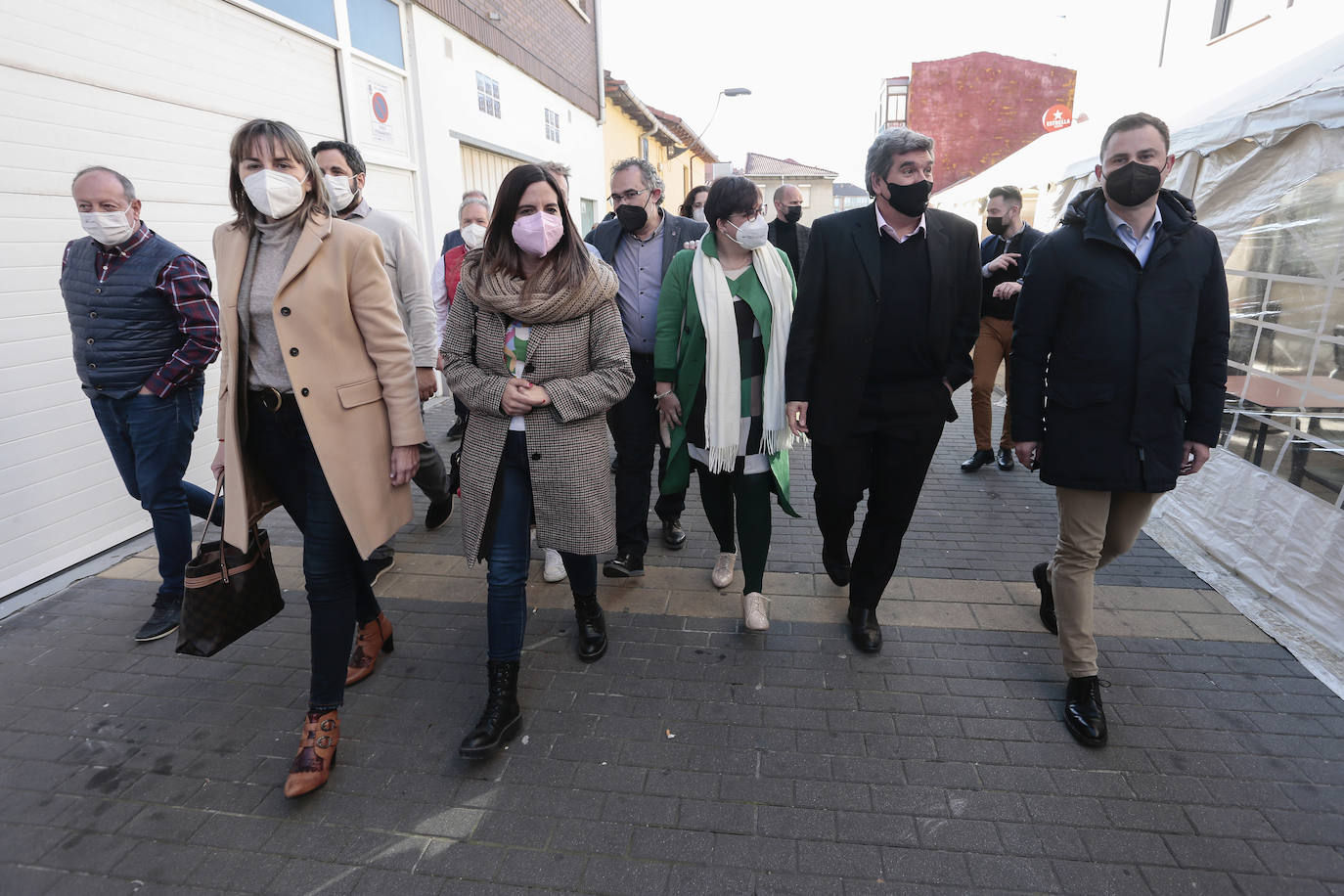 El ministro de Inclusión, Seguridad Social y Migraciones, José Luis Escrivá, participa en un acto público en el Centro de Mayores de Trobajo del Camino (León). Junto a él, el secretario provincial del PSOE, Javier Alfonso Cendón y la alcaldesa de San Andrés del Rabanedo, Camino Cabañas.