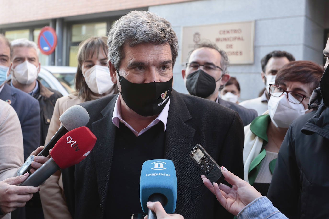 El ministro de Inclusión, Seguridad Social y Migraciones, José Luis Escrivá, participa en un acto público en el Centro de Mayores de Trobajo del Camino (León). Junto a él, el secretario provincial del PSOE, Javier Alfonso Cendón y la alcaldesa de San Andrés del Rabanedo, Camino Cabañas.