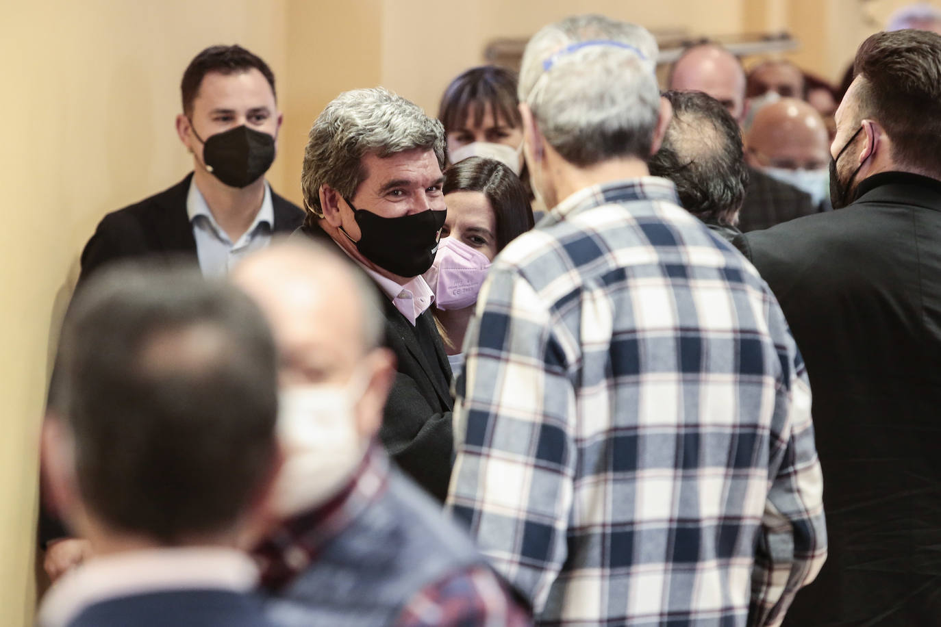 El ministro de Inclusión, Seguridad Social y Migraciones, José Luis Escrivá, participa en un acto público en el Centro de Mayores de Trobajo del Camino (León). Junto a él, el secretario provincial del PSOE, Javier Alfonso Cendón y la alcaldesa de San Andrés del Rabanedo, Camino Cabañas.