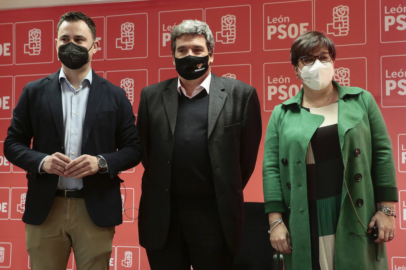 El ministro de Inclusión, Seguridad Social y Migraciones, José Luis Escrivá, participa en un acto público en el Centro de Mayores de Trobajo del Camino (León). Junto a él, el secretario provincial del PSOE, Javier Alfonso Cendón y la alcaldesa de San Andrés del Rabanedo, Camino Cabañas.