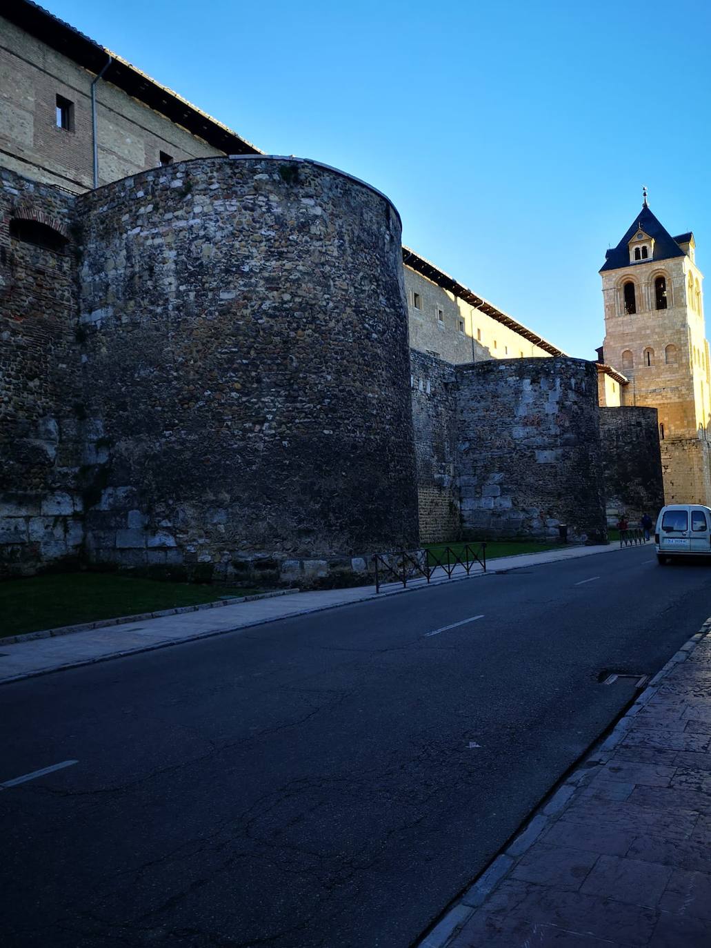 Imágenes de la muralla en la calle Ramón y Cajal.