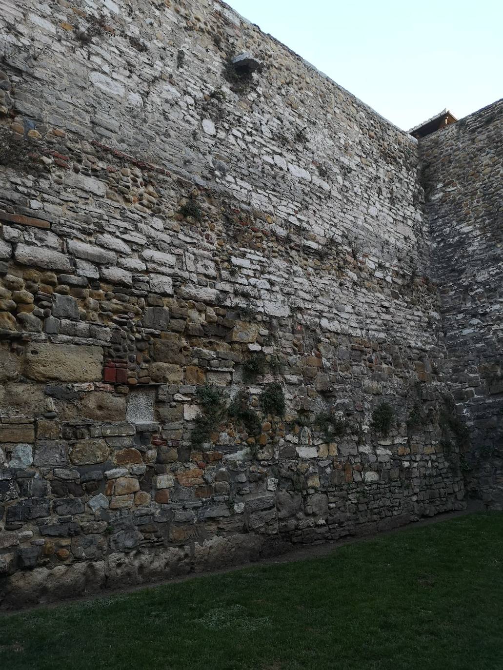 Imágenes de la muralla en la calle Ramón y Cajal.