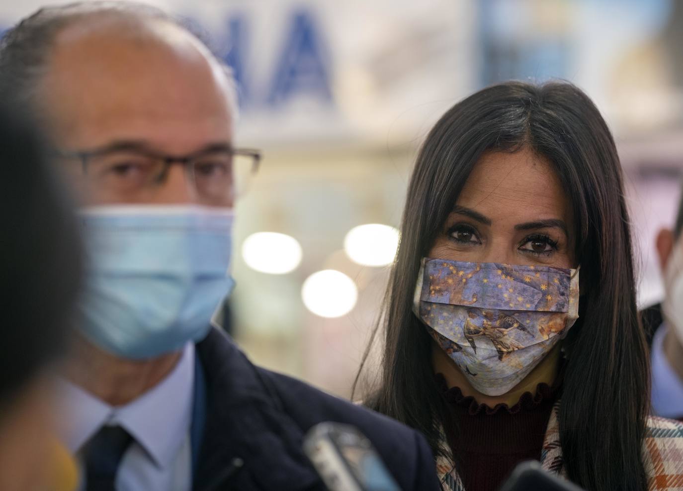 La vicealcaldesa y portavoz del Grupo Municipal de Ciudadanos en el Ayuntamiento de Madrid, Begoña Villacís, visita el Mercado Central de Salamanca.