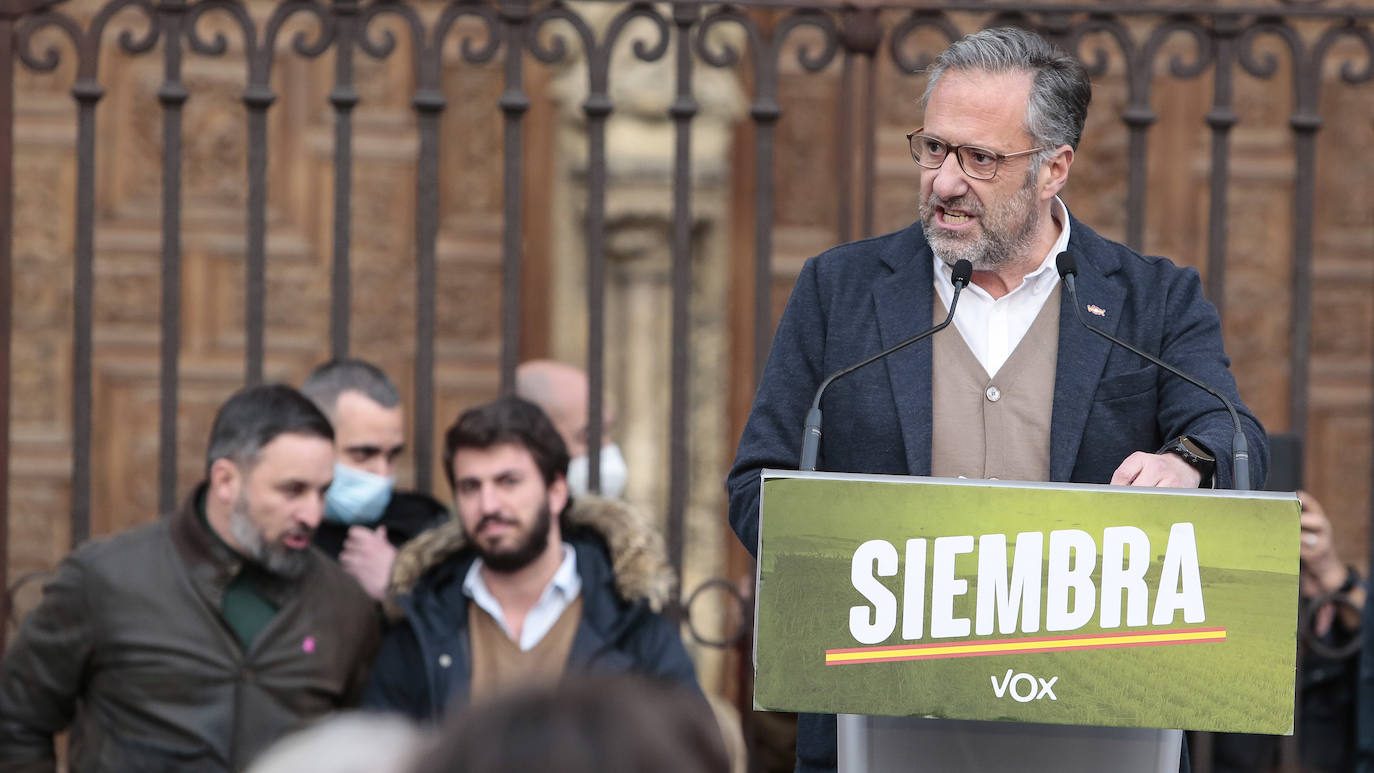 El candidato de Vox a las elecciones autonómicas ha realizado un mitín en la Plaza de Regla.