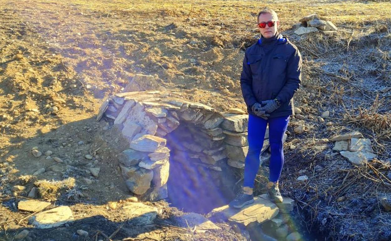 La Fuente de la Mora, en Azares del Páramo, vuelve a emanar leyenda gracias a su recuperación por los vecinos.