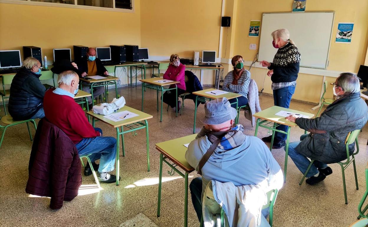 Reunión de participantes en uno de estos cursos propuestos por el ayuntamiento.