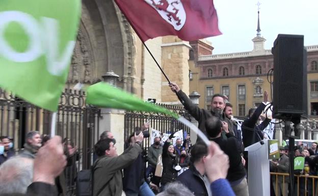 Santiago Abascal sostiene una bandera de León en su llegada a la plaza de Regla para ofrecer un nuevo mitin en la capital.