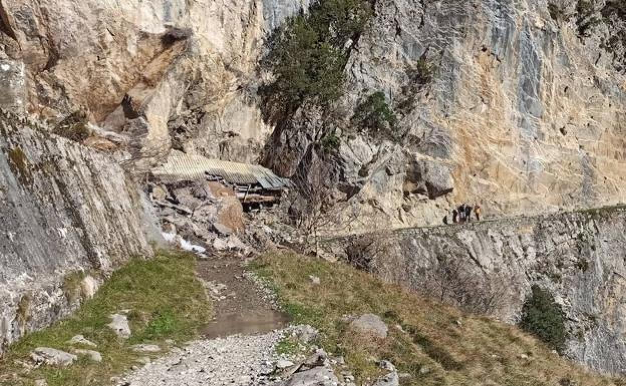 Una cída de roca bloquea el paso en la Ruta del Cares. Los trabajos para despejar la zona comenzarán en los próximos días.