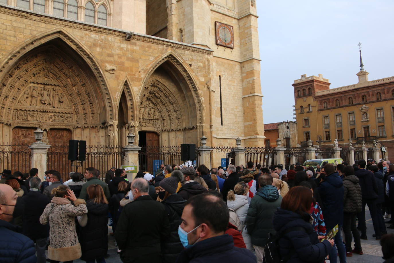 El líder de VOX acompaña a sus candidatos a la Junta y a las Cortes por León en un acto ante la catedral.