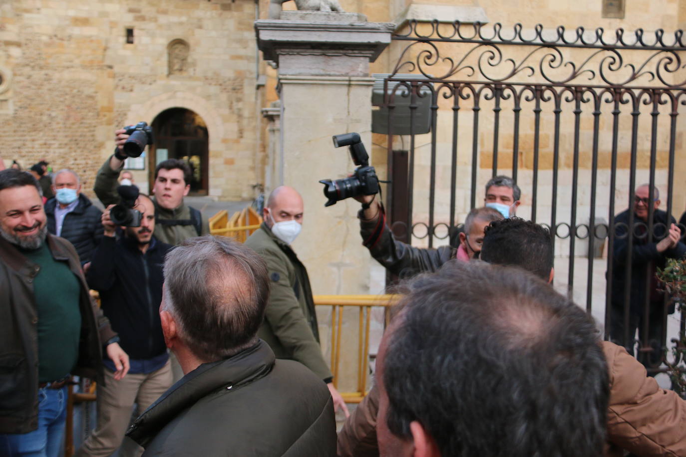 El líder de VOX acompaña a sus candidatos a la Junta y a las Cortes por León en un acto ante la catedral.