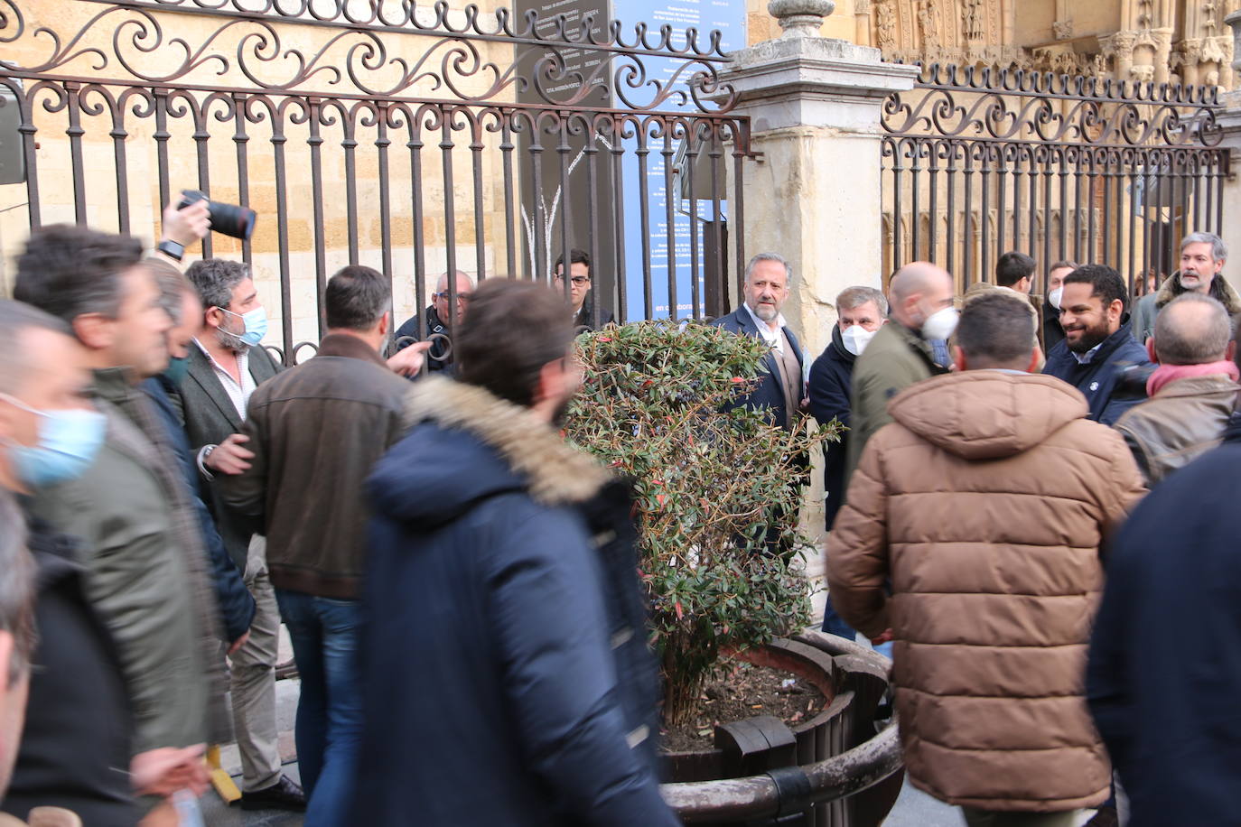 El líder de VOX acompaña a sus candidatos a la Junta y a las Cortes por León en un acto ante la catedral.