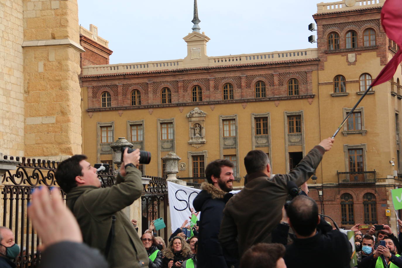 El líder de VOX acompaña a sus candidatos a la Junta y a las Cortes por León en un acto ante la catedral.