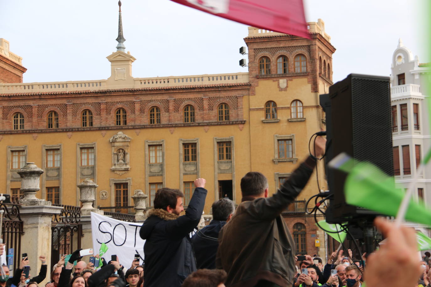 El líder de VOX acompaña a sus candidatos a la Junta y a las Cortes por León en un acto ante la catedral.