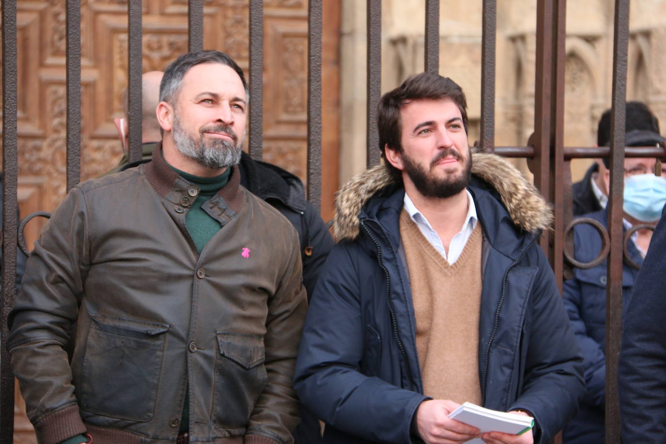El líder de VOX acompaña a sus candidatos a la Junta y a las Cortes por León en un acto ante la catedral.