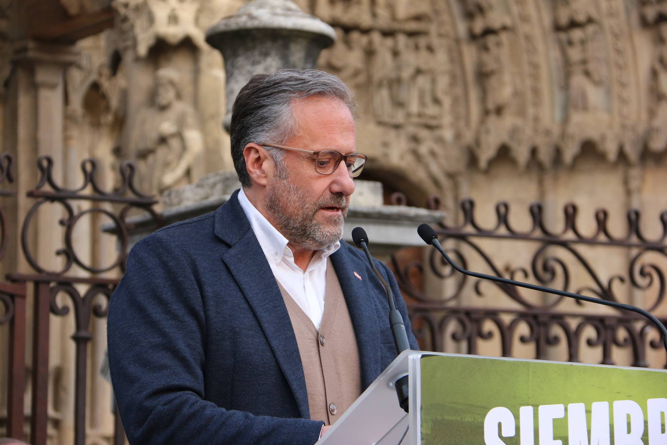 El líder de VOX acompaña a sus candidatos a la Junta y a las Cortes por León en un acto ante la catedral.