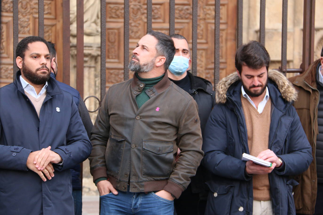 El líder de VOX acompaña a sus candidatos a la Junta y a las Cortes por León en un acto ante la catedral.