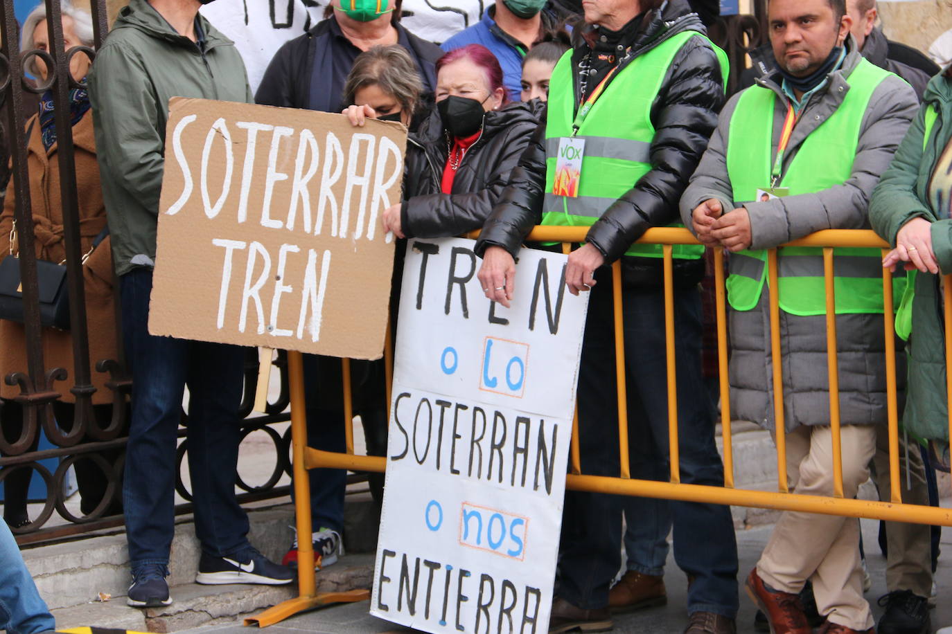El líder de VOX acompaña a sus candidatos a la Junta y a las Cortes por León en un acto ante la catedral.