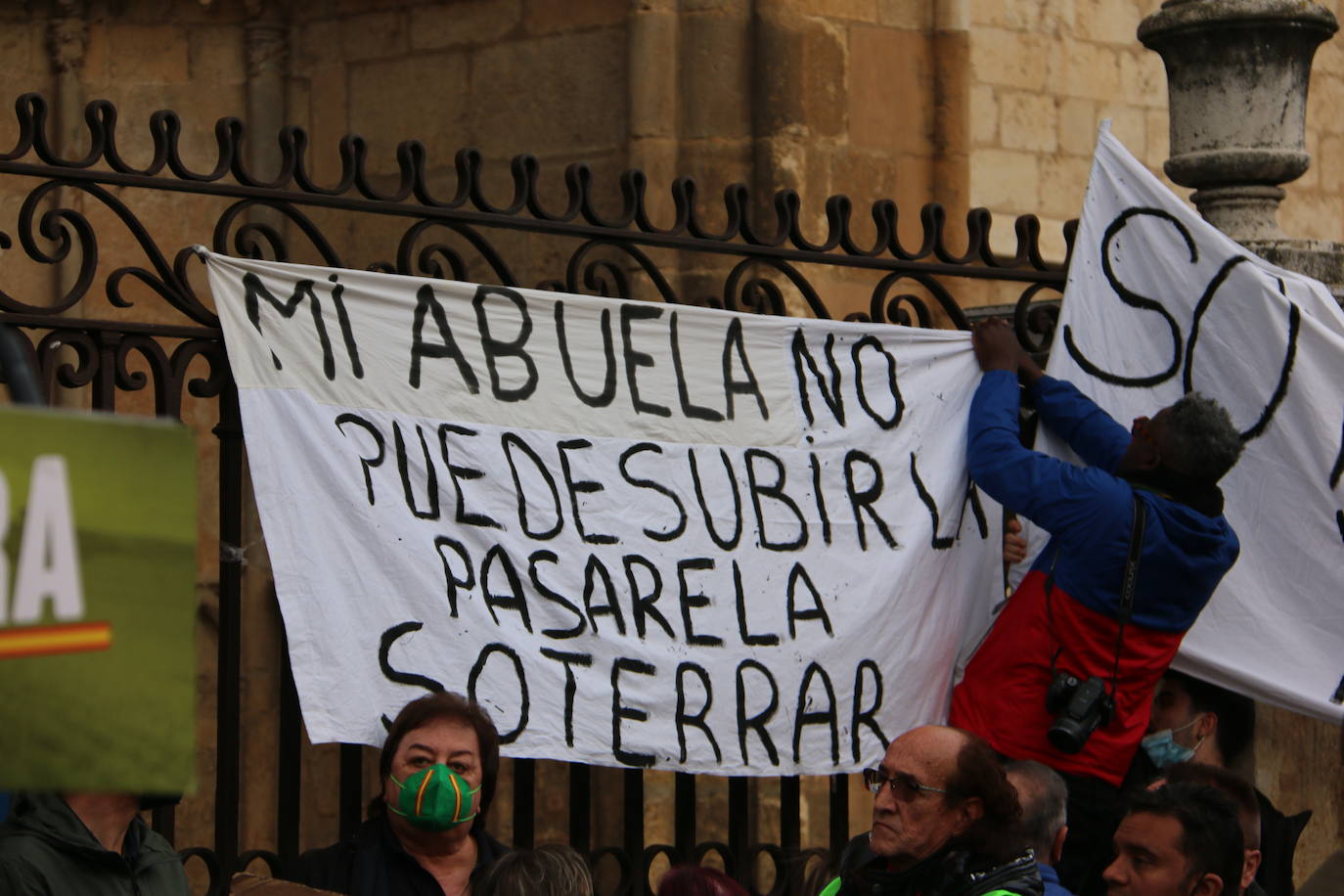 El líder de VOX acompaña a sus candidatos a la Junta y a las Cortes por León en un acto ante la catedral.