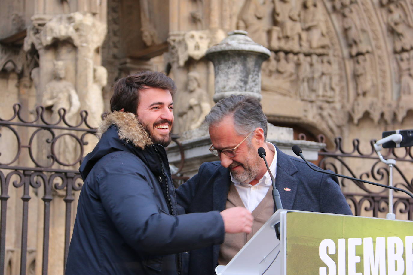 El líder de VOX acompaña a sus candidatos a la Junta y a las Cortes por León en un acto ante la catedral.