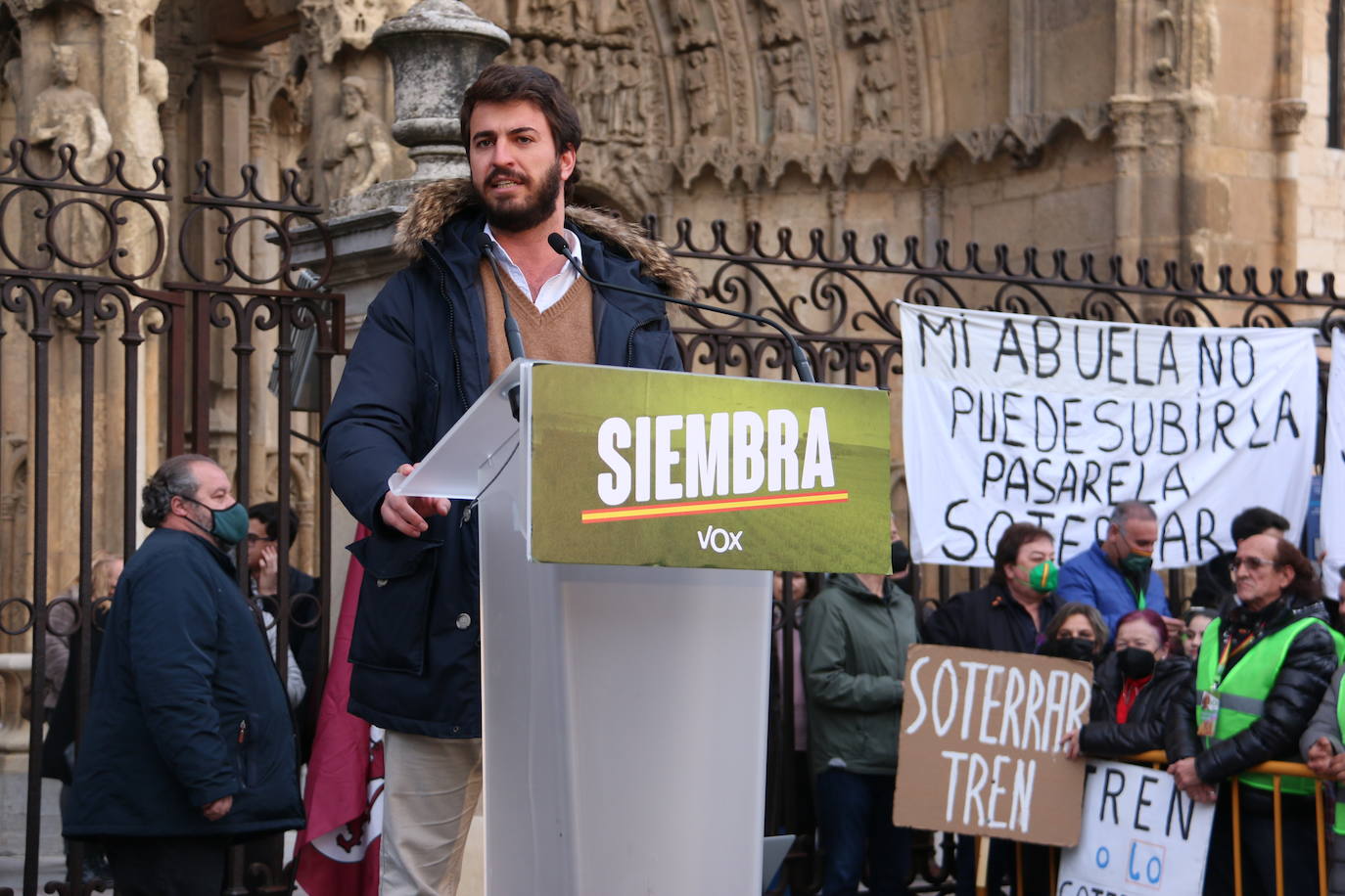 El líder de VOX acompaña a sus candidatos a la Junta y a las Cortes por León en un acto ante la catedral.