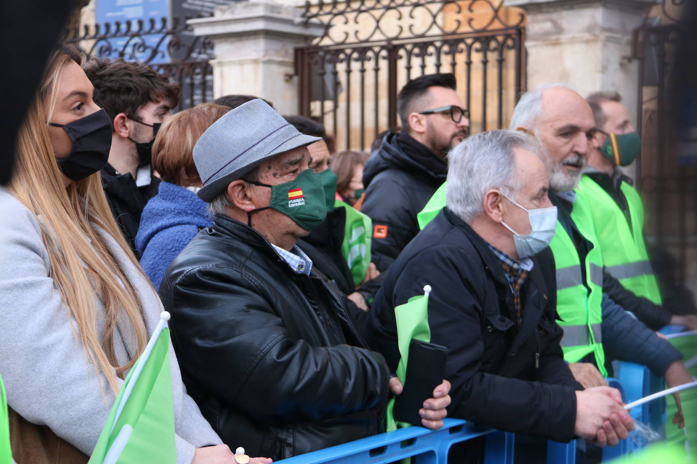 El líder de VOX acompaña a sus candidatos a la Junta y a las Cortes por León en un acto ante la catedral.