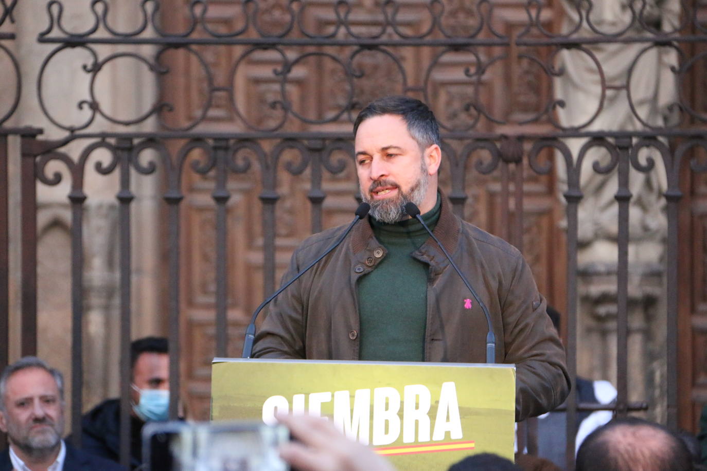El líder de VOX acompaña a sus candidatos a la Junta y a las Cortes por León en un acto ante la catedral.