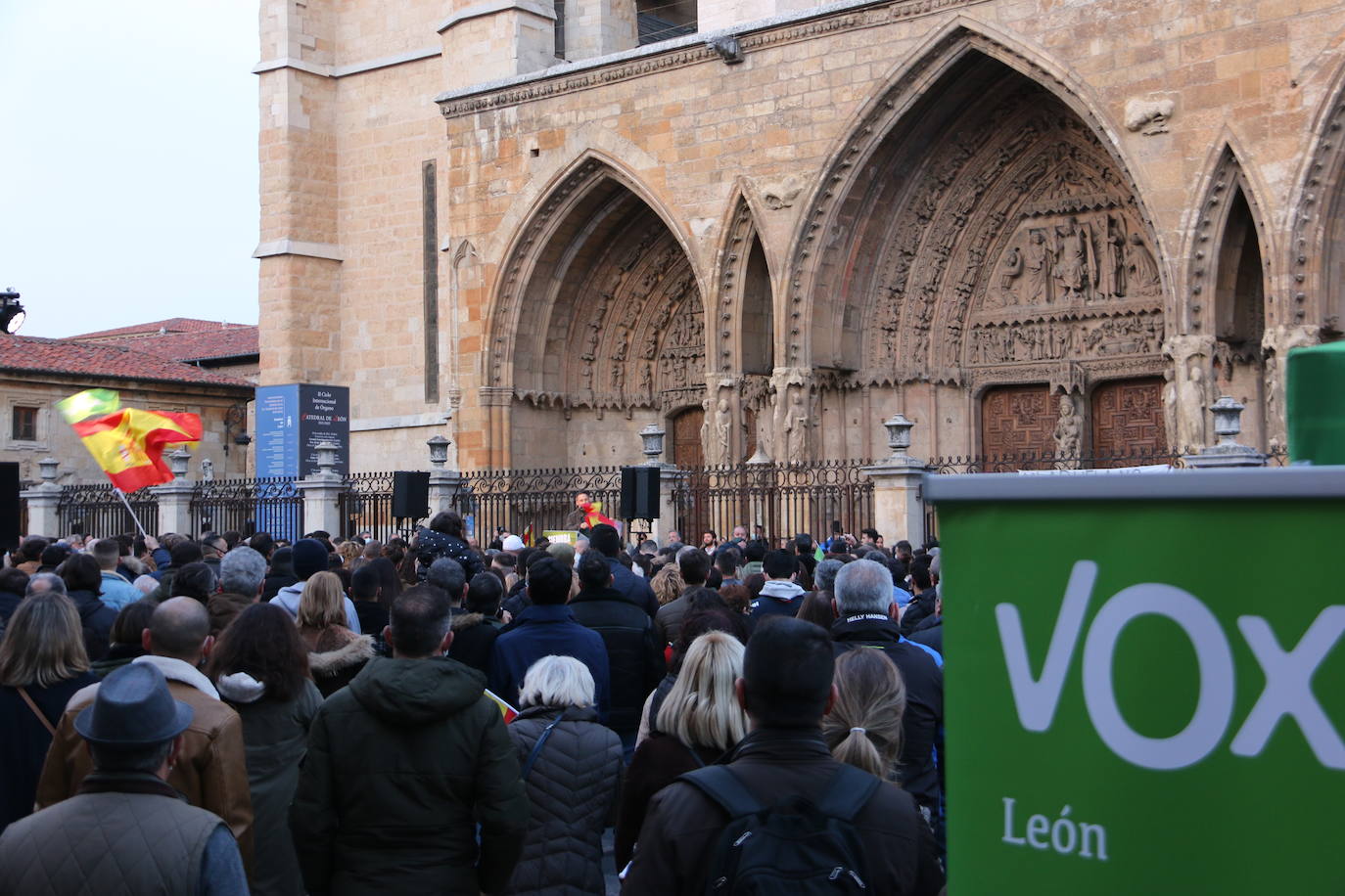 El líder de VOX acompaña a sus candidatos a la Junta y a las Cortes por León en un acto ante la catedral.